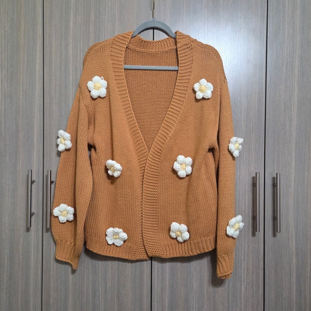Fun & Unique 3D Daisy Cardigan - Picture 1 of 5